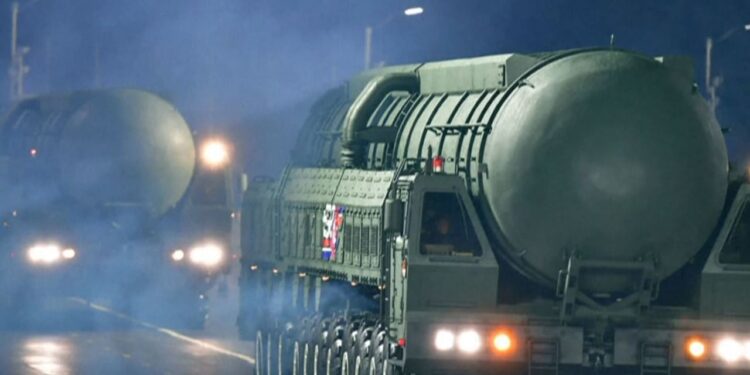 “Koreanët shfaqin raketën e re balistike në paradën ushtarake: Sistemi më të avancuar bërthamor strategjik”