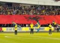 Kosova arrin fitore historike ndaj Suedisë, Rama ndan pamje nga momenti i ngritjes së flamurit të madh shqiptar në stadium.