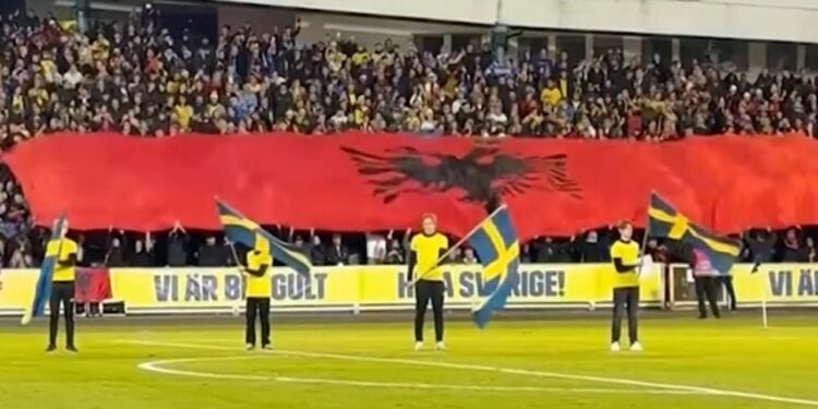 Kosova arrin fitore historike ndaj Suedisë, Rama ndan pamje nga momenti i ngritjes së flamurit të madh shqiptar në stadium.