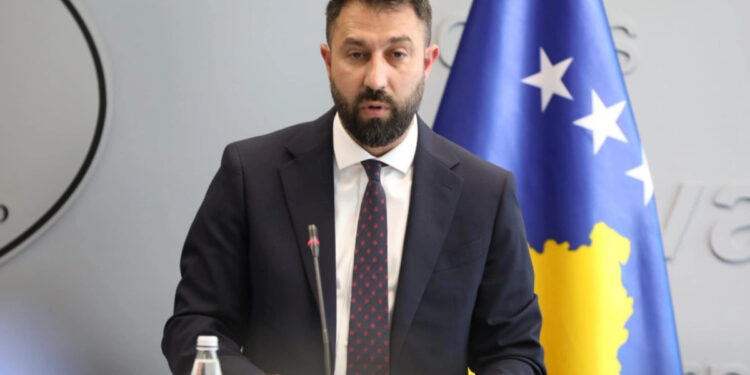 Krasniqi e fajëson Veton Berishën për interesa personale pas dështimit të votimit të Qeverisë Kurti 3.