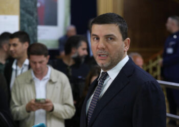 Krasniqi u bën thirrje studentëve: Merrni paratë dhe ndëshkoni kryeministrin me votë.