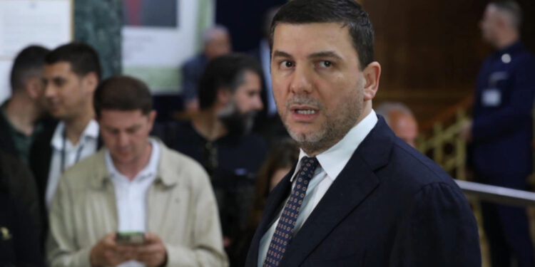 Krasniqi u bën thirrje studentëve: Merrni paratë dhe ndëshkoni kryeministrin me votë.