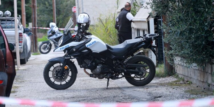 Krim i frikshëm në Greqi: Të riu 18-vjeçar pranon se ka dashur të vrasë nënën e tij, ajo nuk...