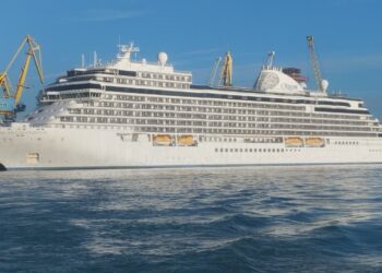 Kroçiera luksoze mbërrin në portin e Durrësit me kapacitet mbi 700 pasagjerë.