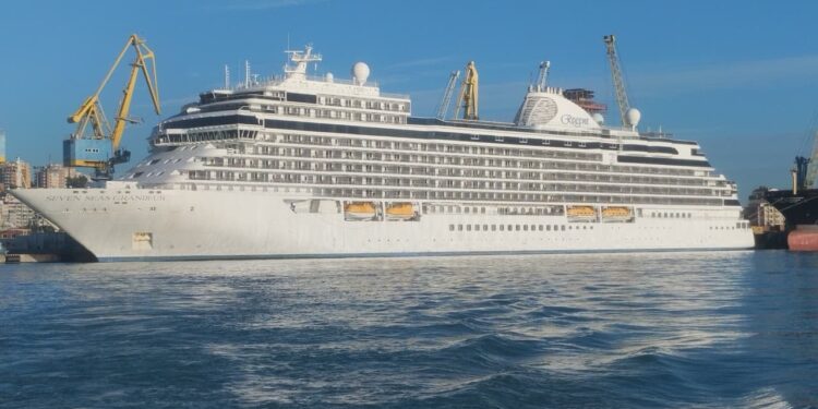 Kroçiera luksoze mbërrin në portin e Durrësit me kapacitet mbi 700 pasagjerë.