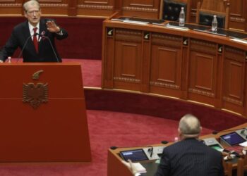 "Ku e ke çantën Louis Vuitton" / Berisha nxeh deputetët socialistë, Manja heq xhaketën: Të sfidoj Sali, pjesa jote vlen 2 mijë euro pa paga.