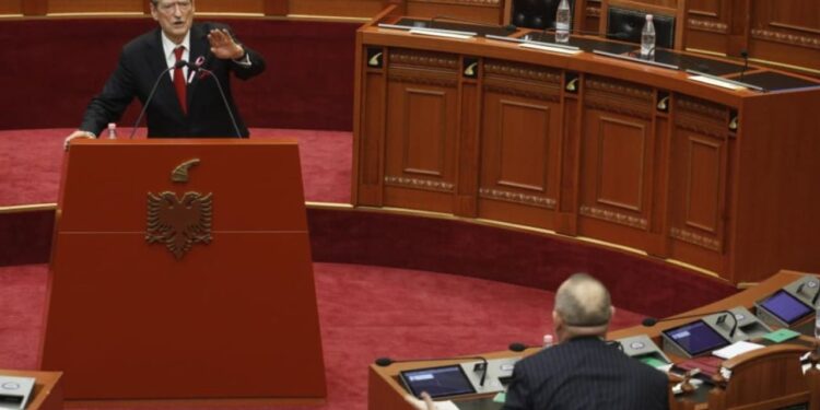 "Ku e ke çantën Louis Vuitton" / Berisha nxeh deputetët socialistë, Manja heq xhaketën: Të sfidoj Sali, pjesa jote vlen 2 mijë euro pa paga.