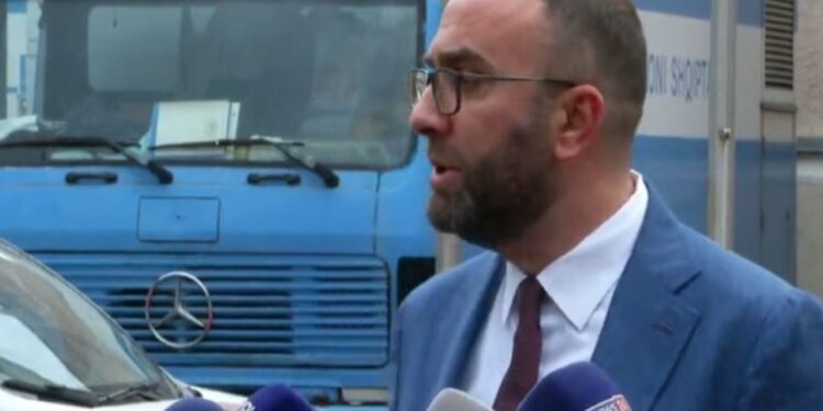 "Kurrë nuk kemi parë një kryetar kuvendi kaq të papërgatitur" / Bardhi: Plani për përjashtimin e opozitës ishte përgatitur përpara shpalljes së Niko Klounit.