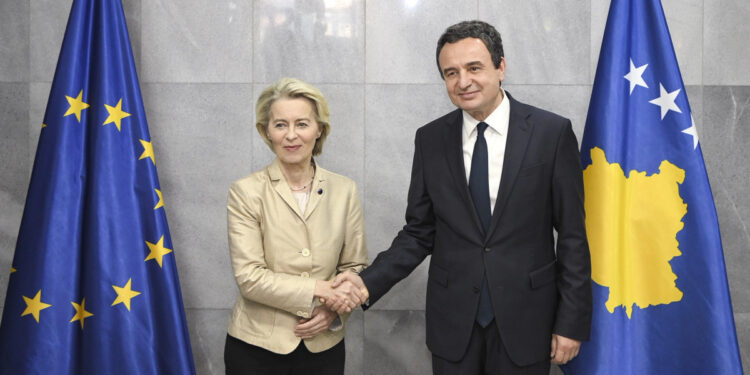 Kurti: KE të dorëzojë pyetësorin për anëtarësim dhe statusin e vendit kandidat për Kosovën.