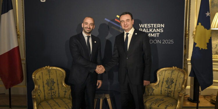 Kurti i bën thirrje Francës për mbështetje në përfitimin e statusit të vendit kandidat për Kosovën.