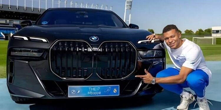 Kylian Mbappé merr makinën e tij të re të personalizuar dhe tani i nevojitet vetëm…patenta.