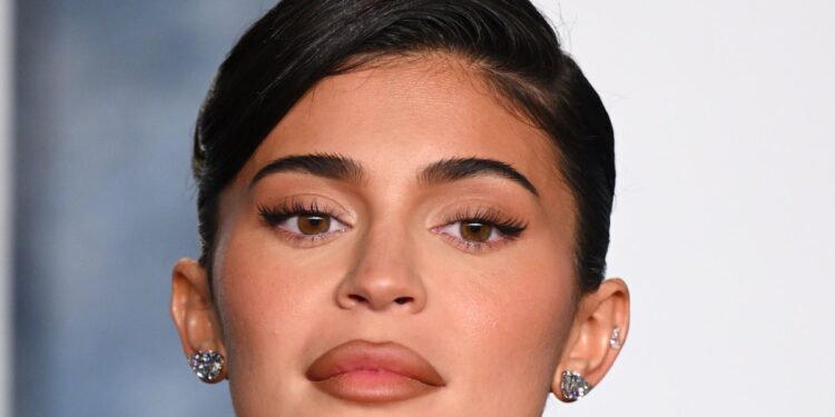 Kylie Jenner ndriçon Parisin me fustanin e saj të argjendtë!