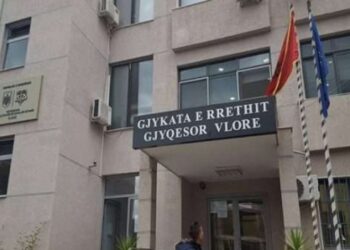 LAJM I FUNDIT: Punonjësi i sigurisë në Gjykatën e Vlorës sulmohet nga një avokat