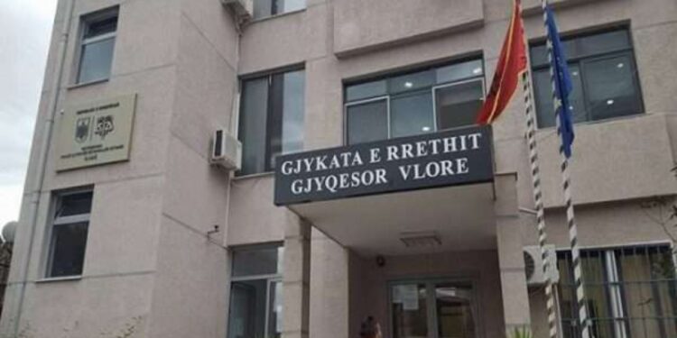 LAJM I FUNDIT: Punonjësi i sigurisë në Gjykatën e Vlorës sulmohet nga një avokat