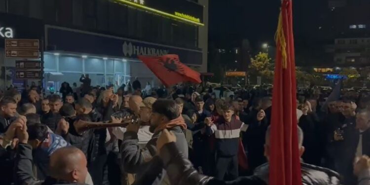 LIVE: Zgjedhjet në Maqedoninë e Veriut, koalicioni qeveritar VLEN feston me muzikë dhe vallet, ndërsa BDI në opozitë fillon protestat.