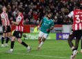 Liverpooli pëson humbjen e katërt radhazi në kampionat, duke u mposhtur nga Brentford dhe duke e bërë të vështirë ndjekjen e titullit.