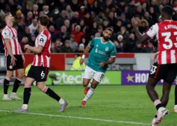 Liverpooli pëson humbjen e katërt radhazi në kampionat, duke u mposhtur nga Brentford dhe duke e bërë të vështirë ndjekjen e titullit.