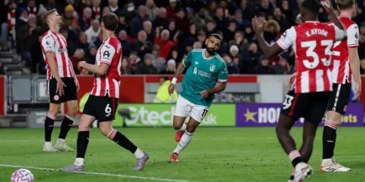 Liverpooli pëson humbjen e katërt radhazi në kampionat, duke u mposhtur nga Brentford dhe duke e bërë të vështirë ndjekjen e titullit.