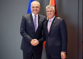 "Lufta për liri nuk është krim”/ Rama në procesin gjyqësor ndaj Hashim Thaçit: Herojtë e Kosovës shfaqen para një gjykate të kontestuar.