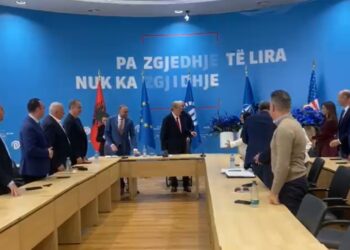 Lule dhe ëmbëlsira: Kreu i PD, i befasuar nga demokratët, feston 81-vjetorin e Sali Berishës në takimin e Grupit të PD-së.