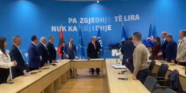 Lule dhe ëmbëlsira: Kreu i PD, i befasuar nga demokratët, feston 81-vjetorin e Sali Berishës në takimin e Grupit të PD-së.