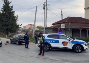 Makina godet motoçikletën në rrugën Fier-Levan, drejtuesi i saj mbetet i plagosur.