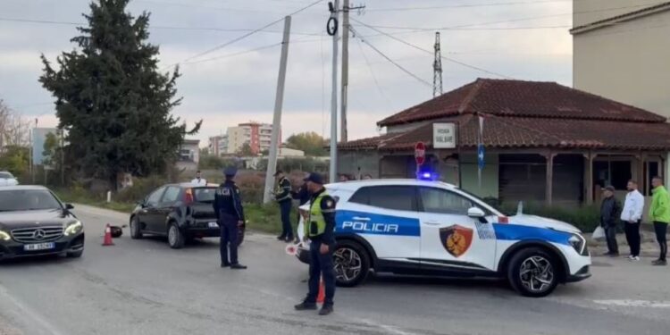Makina godet motoçikletën në rrugën Fier-Levan, drejtuesi i saj mbetet i plagosur.