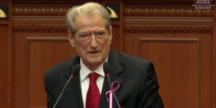 “Mbështes kolegen Topalli, por…”/ Berisha-Klosit: S’kam çfarë t’i them atij që ia mori bixhozi rininë.