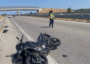 Mbrëmjen e djeshme, një aksident me motomjet në rrugën Tepelenë-Bënç ka rezultuar fatal për një të ri 25-vjeçar, i cili ka ndërruar jetë në spital.