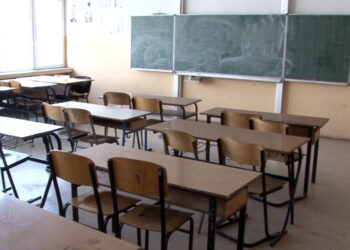 Mësuesi që ngacmoi seksualisht nxënëset dënohet me burg.