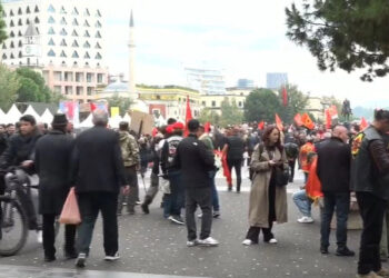 Mijëra qytetarë mbushin sheshin "Skënderbej"