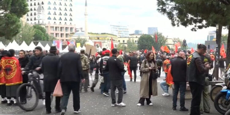 Mijëra qytetarë mbushin sheshin "Skënderbej"