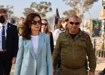 Ministrja Spiropali arrin në Izrael për të nderuar viktimat e masakrës së 7 Tetorit: Kthimi i pengjeve, një hap kyç për ruajtjen e dinjitetit njerëzor.