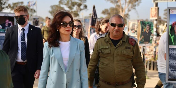 Ministrja Spiropali arrin në Izrael për të nderuar viktimat e masakrës së 7 Tetorit: Kthimi i pengjeve, një hap kyç për ruajtjen e dinjitetit njerëzor.