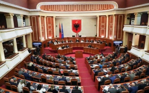 Mocioni i opozitës për programin e qeverisë nuk kalon – Debat i fortë mbi Kosovën në Kuvendin e Shqipërisë