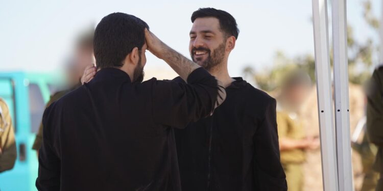 Momente të rëndësishme në Tel Aviv: Hamasi çliron 13 izraelitë të tjerë të mbajtur peng.