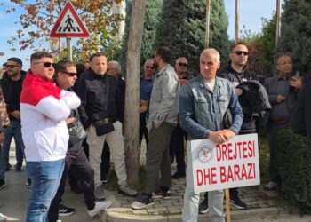 Naftëtarët protestojnë përpara “Bankers” në ditën e 16-të të grevës: Nuk e pranoni këtë vendburim