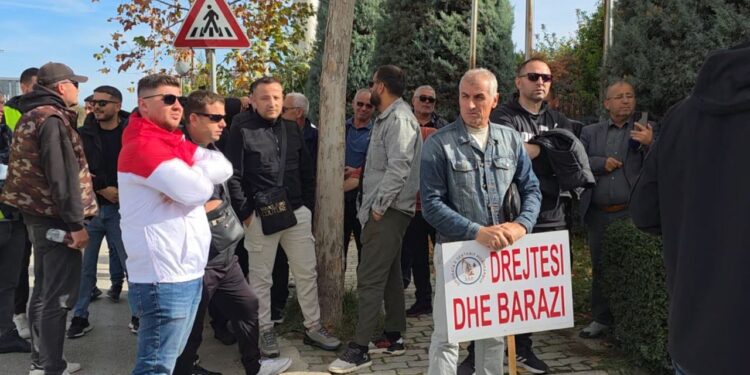 Naftëtarët protestojnë përpara “Bankers” në ditën e 16-të të grevës: Nuk e pranoni këtë vendburim