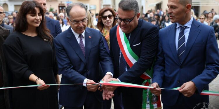 Nderimi për Skënderbeun në Ururi gjatë homazheve për Ibrahim Kodrën në Montecilfone/ Presidenti Begaj viziton komunat arbëreshe në Krahinën e Molises.