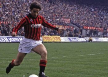 Nga futbolli në politikë: Historia e veçantë e sulmuesit të Milanit - Van Basten kërkoi fanellën time dhe si e binda Maradonën të pajtohej me djalin e tij.