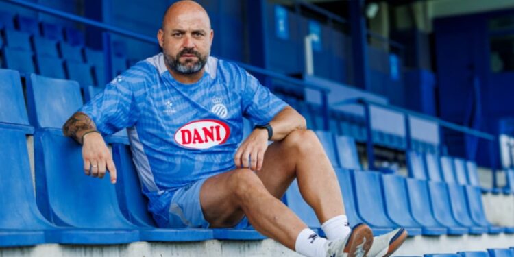 Nga shofer autobusi për 20 vjet, në stolin e La Ligës: Historia e jashtëzakonshme e trajnerit të Espanyolit, Manolo González.