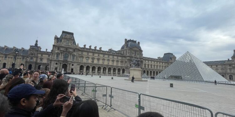 Ngjarja në Muzeun e Luvrit: Tre të maskuar vodhën bizhuteritë e Napoleon Bonapartit, dëshmitarët tregojnë se si ndodhi, ngjashëm me “Kode të Da Vincit”