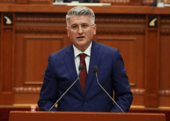 Nikon nuk po lejon të qeverisë, Ogi me paketat e aspirina: Satira e Gjekmarkajt - Zv.kryelideri tundte kokën, Albana shante derisa të bëhej mishi...