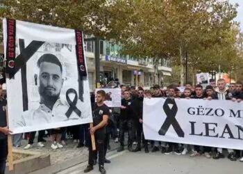 Një 17-vjeçar humb jetën pas përplasjes me një ‘Porsche’ teksa kthehej nga puna/ Familjarët dhe miqtë e tij protestojnë në Vlorë: Ishte një krim.
