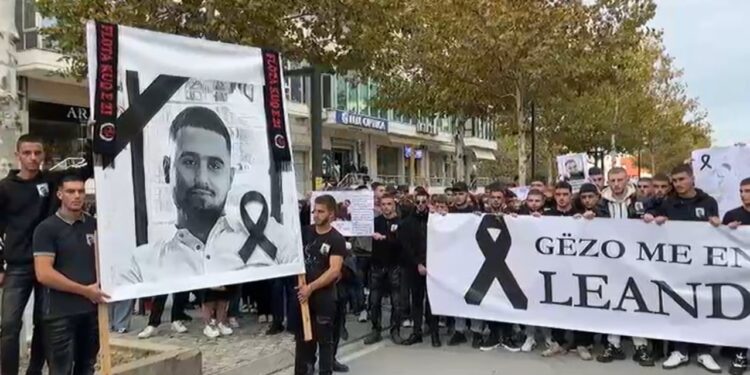 Një 17-vjeçar humb jetën pas përplasjes me një ‘Porsche’ teksa kthehej nga puna/ Familjarët dhe miqtë e tij protestojnë në Vlorë: Ishte një krim.