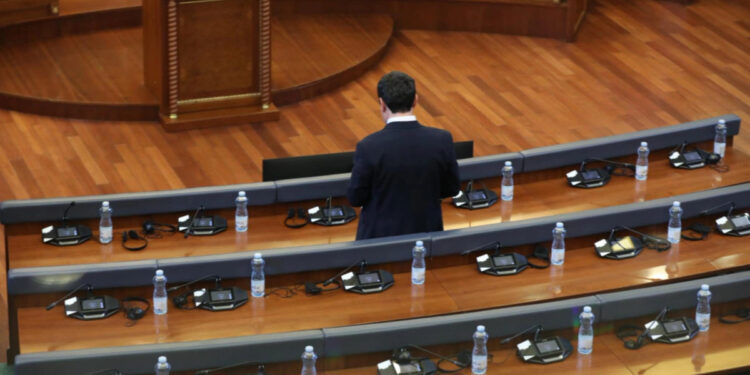 Një ditë para seancës për qeverinë, Kurti qëndron në heshtje