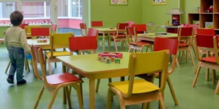 Një edukatore nën hetim pas publikimit të videove që tregojnë dhunë ndaj një fëmije 1-vjeçar.