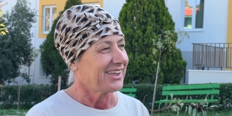 Një histori prekëse: 56-vjeçarja nga Lezha, nënë e dy fëmijëve, po përballon sfidën e kancerit të gjirit.