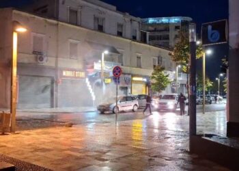 Një makinë digjet në Durrës, zjarrfikësit nisin intervenimin për shuarjen e flakëve.