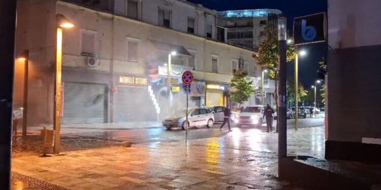 Një makinë digjet në Durrës, zjarrfikësit nisin intervenimin për shuarjen e flakëve.